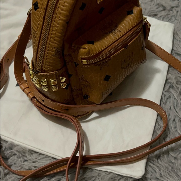 Authentic of MCM

* Good Condition

* It's come with dust bag & authentic cards - Picture 2 of 11
